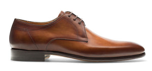 The Maddin Lace-Up by Magnanni is a brown calfskin leather derby with laces, a slightly pointed toe, and low stacked heel, shown in a side view.