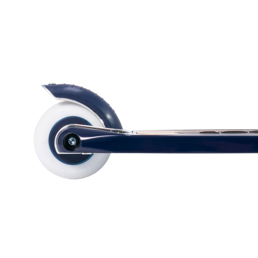 A close-up of Banwood's Scooter shows a toy wheel with a white tire and blue fender. The metallic blue frame offers a sleek touch while promoting balance and fine motor skills. Set against a crisp white background, it highlights its playful elegance.