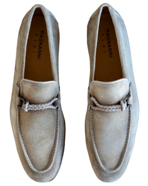 Named "Destin Loafers Avena Suede," these Magnanni loafers are light gray suede with braided detailing, elegantly showcasing the brand's contemporary style.