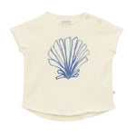 The Baby Girls' Foncine T-Shirt by Arsene & Les Pipelettes is an organic, cream-colored baby t-shirt with a relaxed fit, showcasing a blue shell illustration and two button-shoulder closures.