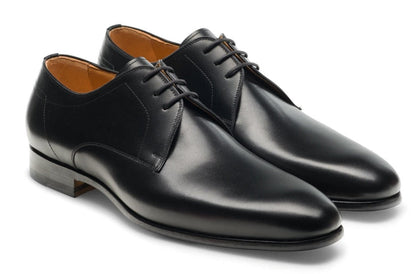 Introducing the Magnanni Maddin Lace-Up, a sophisticated pair of derby shoes from the renowned brand Magnanni. Expertly crafted from premium black calfskin leather, these shoes feature elegant laces and a polished finish. As part of the Línea Flex collection, they seamlessly combine style with comfort.