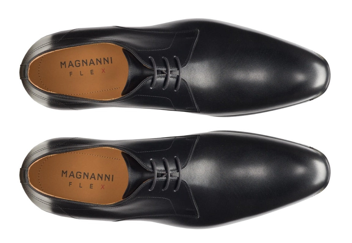 Top view of a pair of Magnanni Maddin Lace-Up classic derby shoes in black leather, crafted from supple calfskin, featuring brown insoles with the "Magnanni Línea Flex" label.