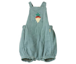 These adorable teal overalls from Maileg, available in size 4, feature shoulder straps and a delightful strawberry embroidery on the front, reminiscent of a playful bunny outfit.