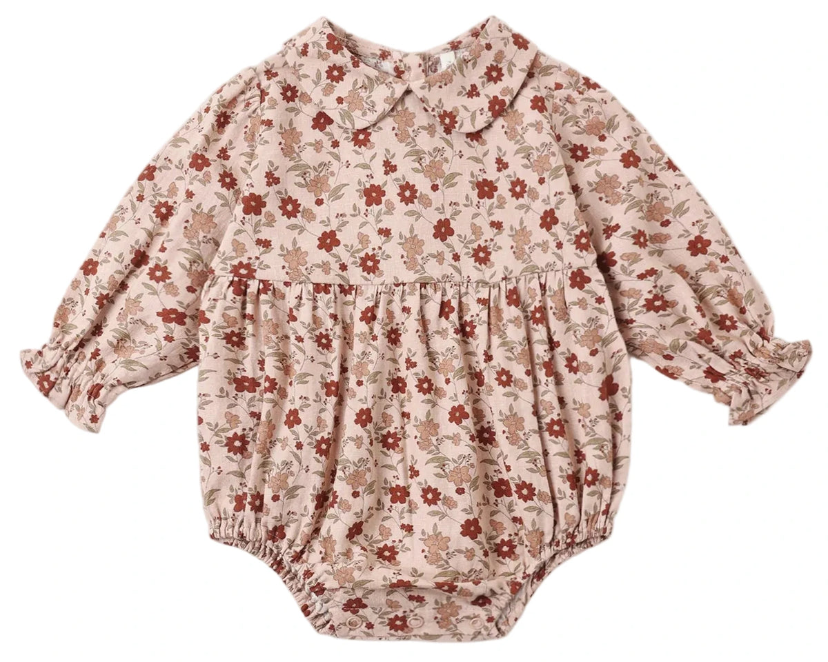 The Rylee & Cru Baby Girls’ Cora Romper features long sleeves and a sweet Peter Pan collar, with a beige background adorned in red floral print. Designed with a gathered waist, elasticized cuffs and leg openings for comfort, this romper is finished with natural coconut buttons for an extra touch of style.