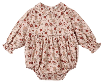 The Rylee & Cru Baby Girls’ Cora Romper features long sleeves and a sweet Peter Pan collar, with a beige background adorned in red floral print. Designed with a gathered waist, elasticized cuffs and leg openings for comfort, this romper is finished with natural coconut buttons for an extra touch of style.