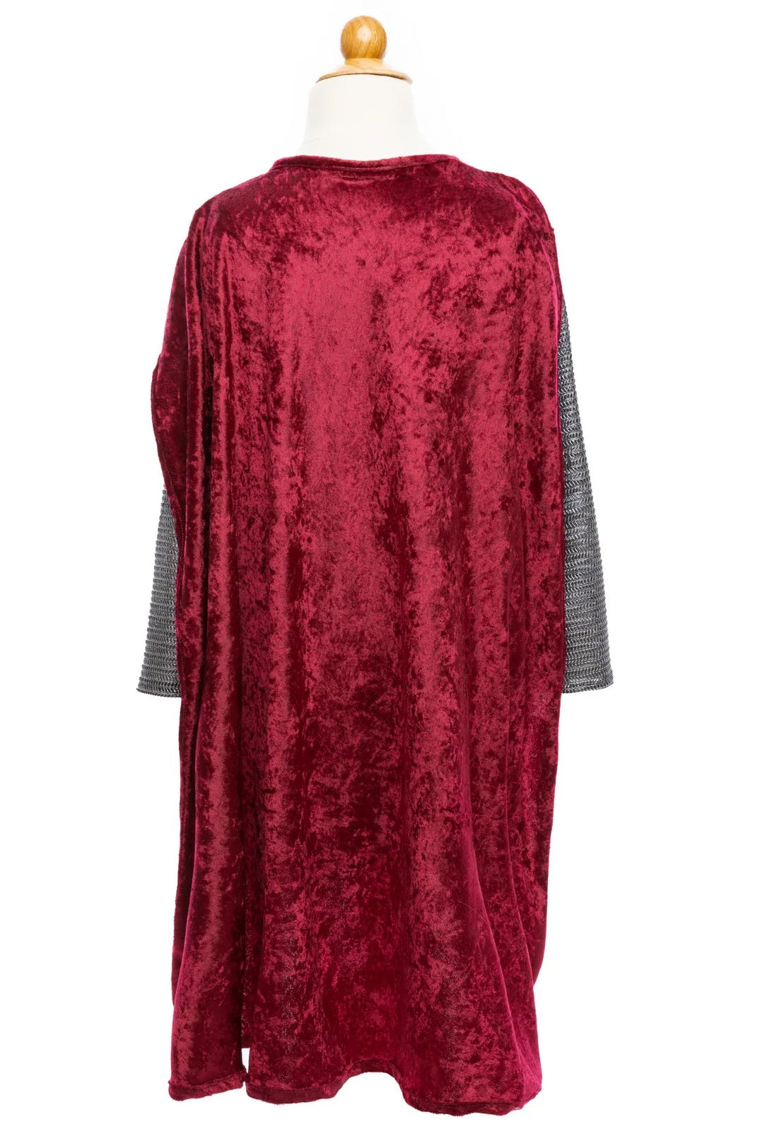 A mannequin showcases the Great Pretenders “Silver Knight with Cape, 5-6Y,” featuring a vibrant red velvet chainmail cape draped over a gray tunic for a classic knight costume look, with the wooden stand visible at the top.