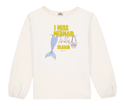 The Bonton Girls’ Mermaid Patch T-Shirt is a white long-sleeve top adorned with “I MISS MERMAID SEASON” text above charming patches of a mermaid tail, shells, and a net bag hanging on a clothesline.