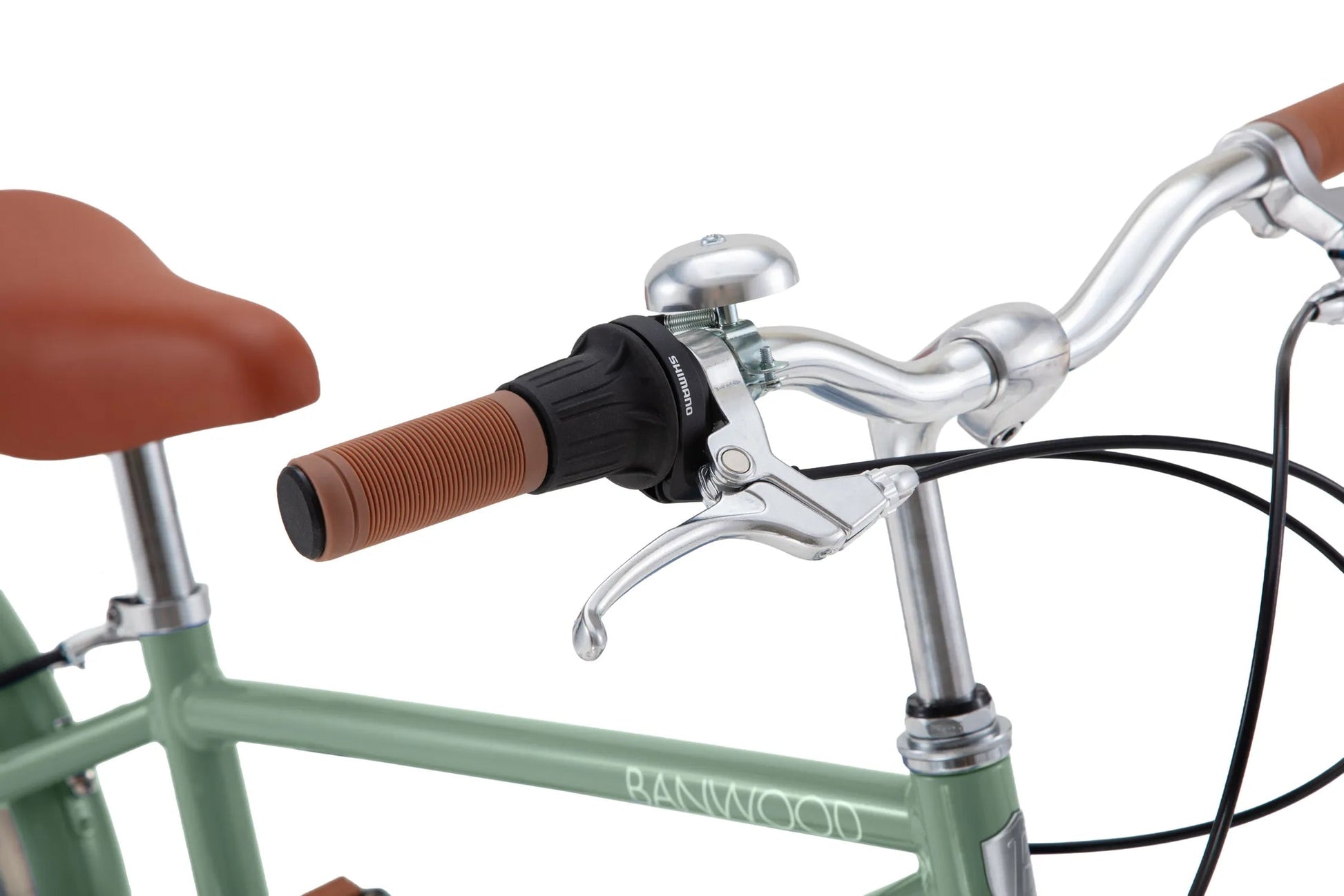 Close-up of a Banwood Kids’ Vintage Classic Bike handlebar featuring a brown rubber grip, gear shifter, silver bell, brake lever, and parts of the green frame and brown seat—perfect for young riders who appreciate classic Scandinavian design.