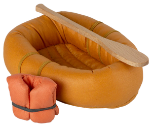 Maileg Rubber Boat in dusty yellow with a single wooden paddle and a matching compact life vest, ideal for an imaginative water adventure.