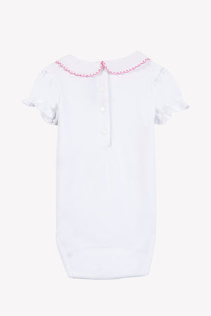 The Tartine et Chocolat Baby Girls’ Peter Pan Collared Onesie features short ruffled sleeves, a Peter Pan collar with pink scalloped trim, delicate embroidered flowers, and three snap buttons at the back.