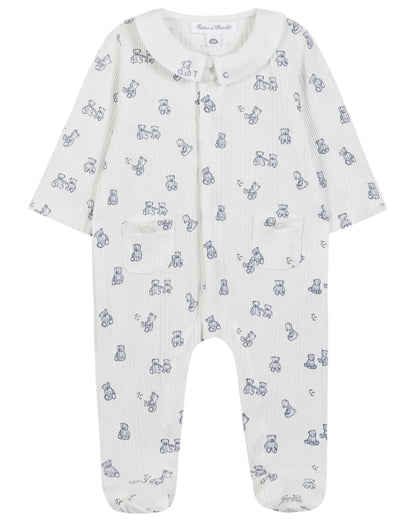 The Tartine et Chocolat Baby Boys’ Ribbed Knit Pajama is a white sleepsuit with long sleeves, covered feet, and a convenient front zipper. Adorned with charming blue teddy bear motifs and crafted from soft unbleached cotton, this pajama set offers newborn boys both comfort and adorable style.