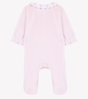 Tartine et Chocolat Baby Girls’ Velvet Peter Pan Collar Pajamas in light pink, featuring long sleeves with ruffled cuffs and an elegant white Peter Pan collar adorned with delicate pink embroidery. Presented flat on a white background, these pajamas offer convenient snap closures for easy changing while ensuring a cozy and refined look.