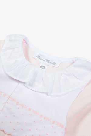 Close-up of the Baby Girls’ Peter Pan Collar Gathered Pajamas by Tartine et Chocolat, crafted from soft cotton and featuring a white ruffled Peter Pan collar, delicate pink embroidered details, and a visible “Tartine et Chocolat” label.