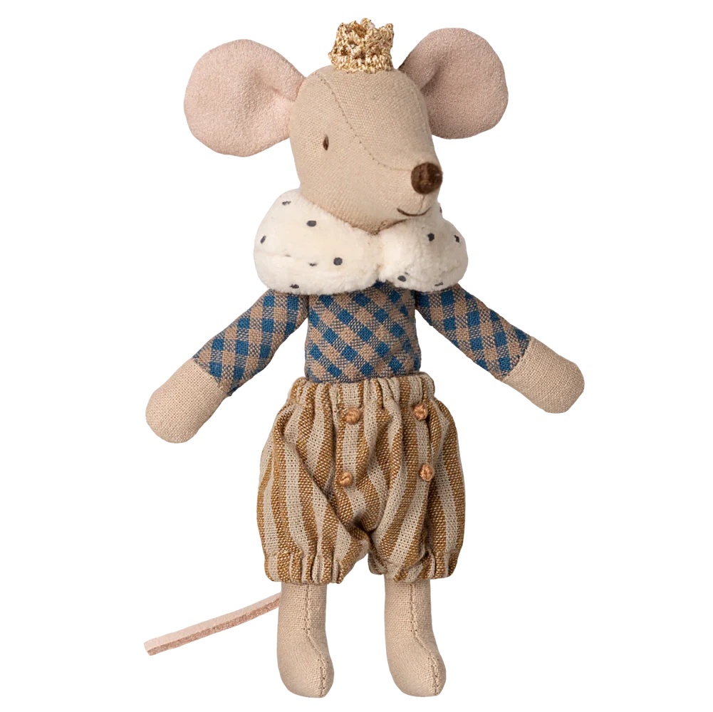 Maileg’s Prince Mouse, Big Brother - Ocher, wears a gold crown, blue and brown checkered shirt, white fur collar, and striped pants—ready for royal adventures in the castle.
