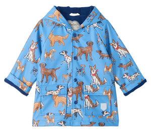 The Hatley Baby Boys’ and Boys’ Blue Little Pups Rain Coat features an all-over illustrated pup print, with playful dog illustrations in a variety of poses and colors.