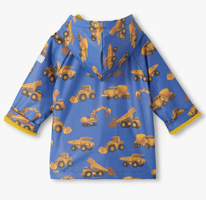 Hatley’s Baby Boys’ and Boys’ Construction Trucks Rain Coat is a vibrant blue hooded rain jacket for kids, decorated with bright yellow prints of dump trucks, excavators, and cement mixers. Shown laid flat with the sleeves and hood visible, this waterproof jacket is perfect for keeping little ones dry on rainy days.