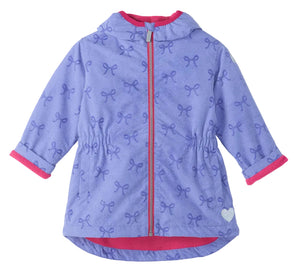 The Hatley Girls’ Pretty Bows Reveal Field Jacket is a charming periwinkle rain jacket featuring a playful bows print, soft pink lining, front zipper, hood, and a small white heart patch near the hem.