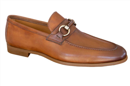 The Magnanni Diago Loafer, crafted by Magnanni, is a brown calfskin leather bit loafer showcasing a decorative metal buckle on top and a low heel. It features the comfort of Línea Flex technology.