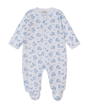 Introducing the Baby Whale Pods Zip Footie by Kissy Kissy—a white baby sleeper adorned with an adorable whale pods print. Designed with long sleeves, footed legs, and a convenient front zipper closure, this cozy footie is crafted from ultra-soft Pima cotton for ultimate comfort.