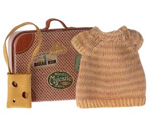 The Maileg Knitted Dress & Bag in Suitcase is perfect for big sister mouse clothes. This delightful set includes a small metal suitcase adorned with travel stickers, a mini yellow luggage tag, and a charming knitted striped baby dress. Recommended for ages 3 and up.