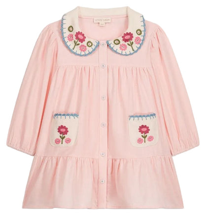 The Louise Misha Baby Girls’ and Girls’ Ysee Dress is a light pink cotton-linen dress featuring long sleeves, a scalloped collar, front buttons, and two pockets. Both the collar and pockets are adorned with colorful floral embroidery for extra charm, while delicate hand-crocheted finishes complete this beautiful floral embroidery dress.