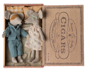 Maileg’s Mum & Dad Mice in Cigarbox features two mice in nightwear lying side by side in a cozy bed, all nestled inside a charming vintage-style cigar box.