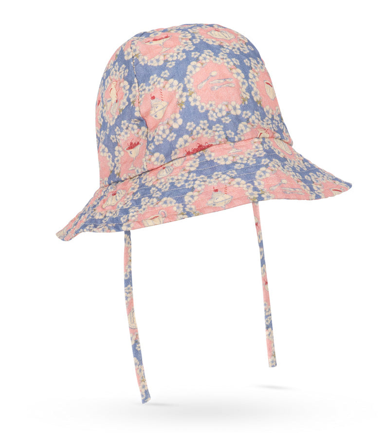The Konges Slojd Baby Girls’ and Girls’ Kim Sun Hat, made from organic cotton in blue with a pink fox and white flower pattern, features a wide brim and chin straps, and is displayed on a white background.