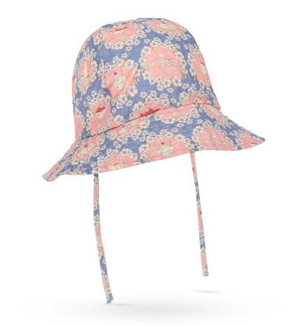 The Konges Slojd Baby Girls’ and Girls’ Kim Sun Hat, made from organic cotton in blue with a pink fox and white flower pattern, features a wide brim and chin straps, and is displayed on a white background.