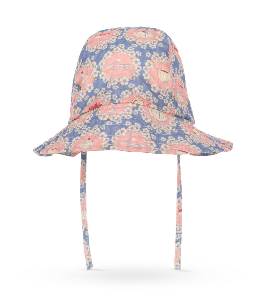 The Konges Slojd Baby Girls’ and Girls’ Kim Sun Hat is a wide-brimmed bucket hat with chin straps, featuring a soft blue background adorned with pink floral prints and small white flowers. Designed for comfort and style, this sun hat provides extra coverage to protect your little one from the sun.