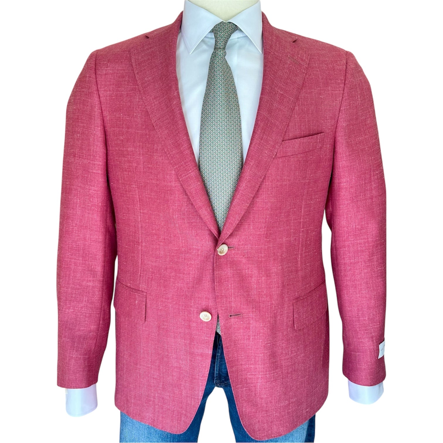 A mannequin showcases the Samuelsohn Bennet Contemporary Fit Blazer in rich red, paired with a white dress shirt, gray patterned tie, and blue jeans, epitomizing refined hand-tailored style against a white background.