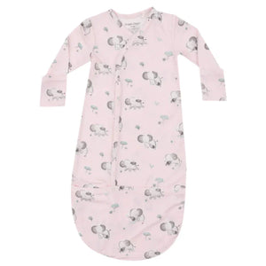 The Angel Dear Gray Elephants Pink Bundle Gown boasts a charming elephant design and long sleeves, made from soft bamboo viscose. Perfect for keeping your baby comfortable during the night, this gown is also machine washable for easy care.