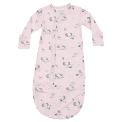 The Angel Dear Gray Elephants Pink Bundle Gown boasts a charming elephant design and long sleeves, made from soft bamboo viscose. Perfect for keeping your baby comfortable during the night, this gown is also machine washable for easy care.