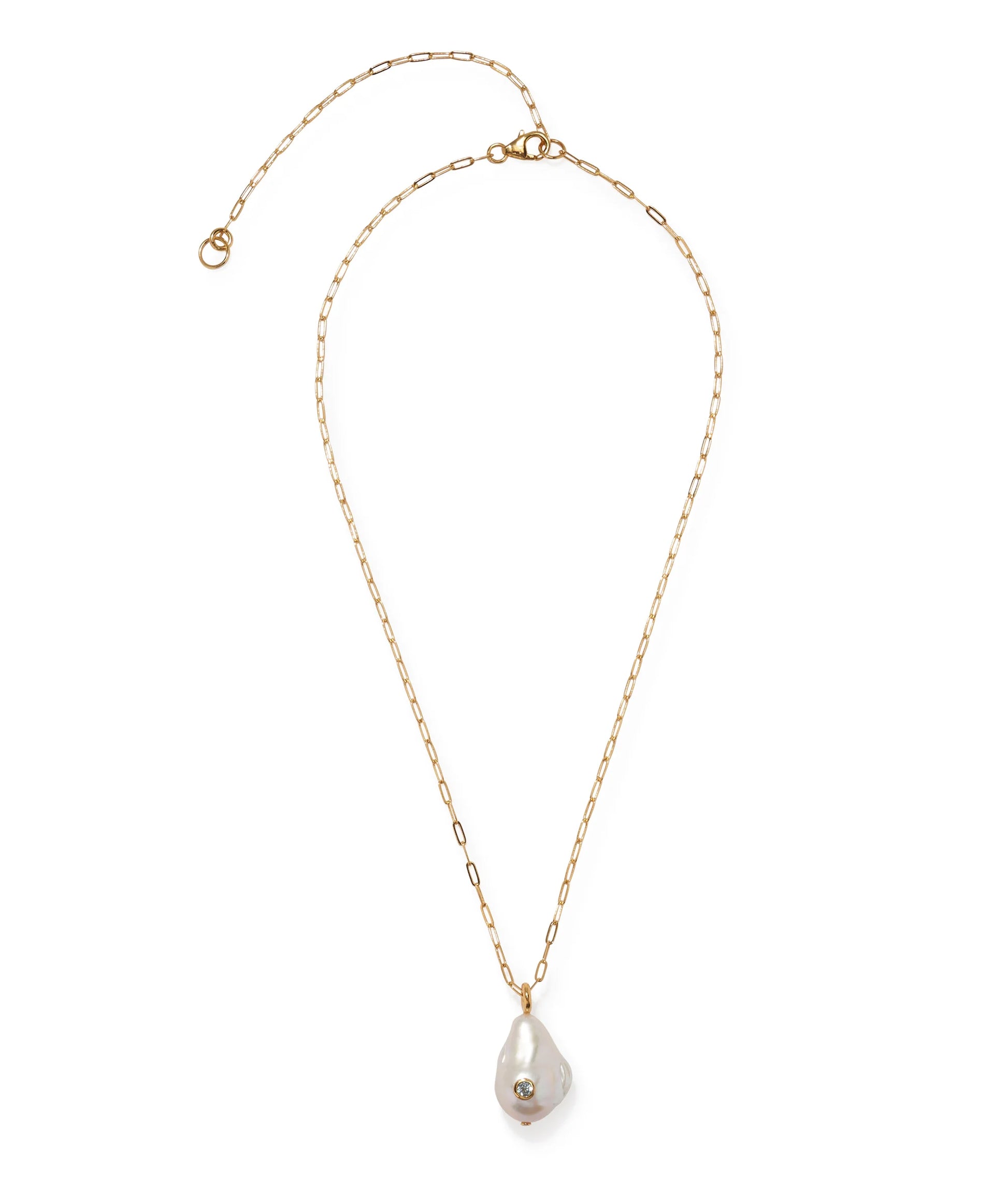 The Lizzie Fortunato Oasis Necklace is a gold paperclip chain with a single irregular baroque pearl pendant, offering a modern yet timeless touch.