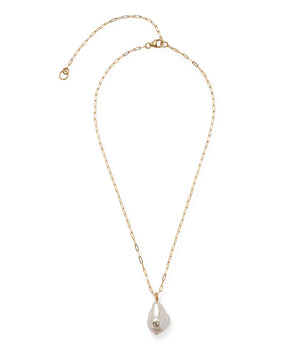 The Lizzie Fortunato Oasis Necklace is a gold paperclip chain with a single irregular baroque pearl pendant, offering a modern yet timeless touch.