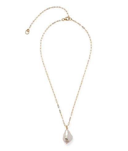 The Lizzie Fortunato Oasis Necklace is a gold paperclip chain with a single irregular baroque pearl pendant, offering a modern yet timeless touch.