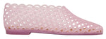 Introducing the Steve Madden Kids Girls’ Grovee Jelly Flat—a translucent pink flat for kids featuring a trendy lattice pattern, closed toe and heel, lightweight construction, and an easy slip-on design.