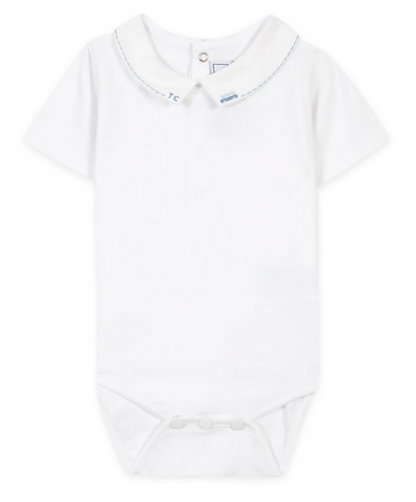 The Tartine et Chocolat Collared Short-Sleeved Onesie with Van Embroidery is a white baby bodysuit featuring short sleeves, a pointed collar, and convenient snap closures at the bottom. Perfect for special occasions, this elegant piece from Tartine et Chocolat displays subtle stitching details on the collar.