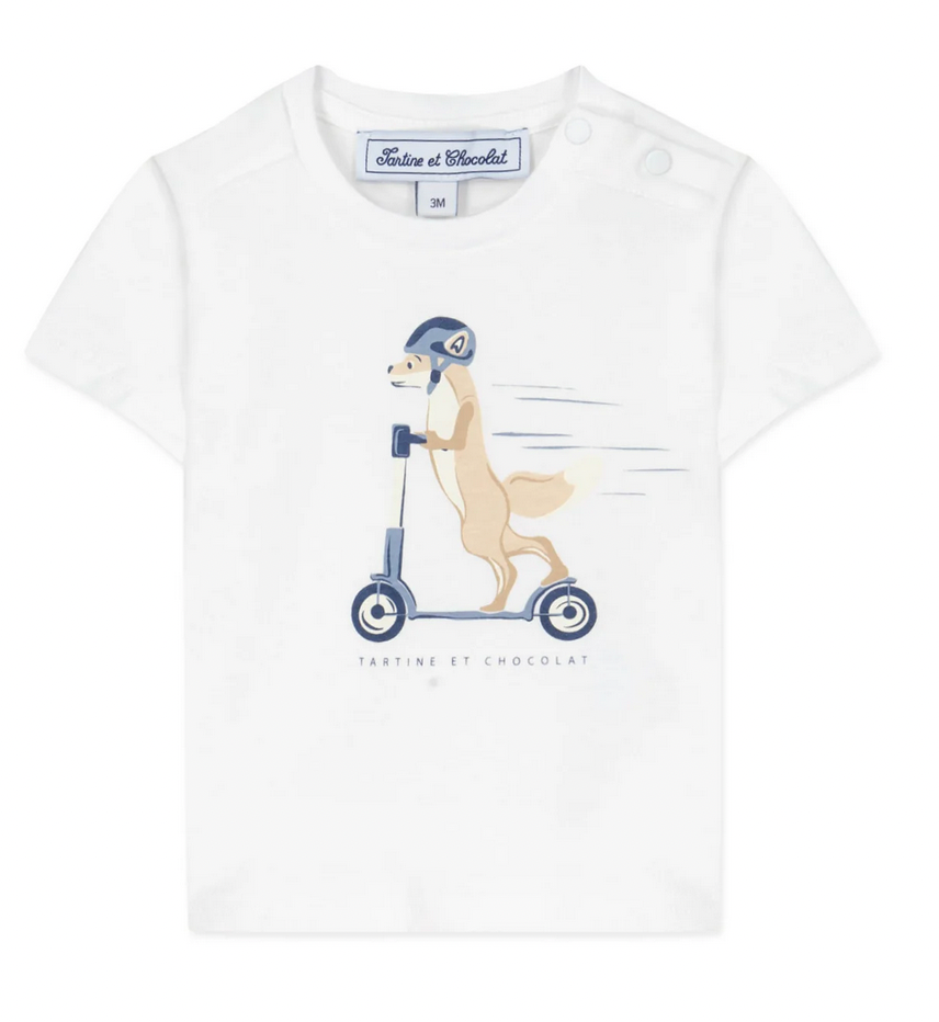 Introducing the Tartine et Chocolat Scooter Fox T-Shirt: A white baby boy tee adorned with a cute helmet-wearing fox riding a scooter, complete with the "Tartine et Chocolat" text underneath. Crafted from comfortable fabric, this delightful shirt is perfect for your little one's playful adventures.