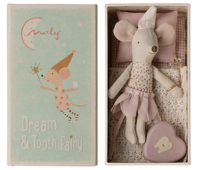 A Maileg Tooth Fairy Mouse, Little Sister in Match Box lies in a box with a small pillow and bedlinen. The lid reads "Maileg Dream & Tooth Fairy" and features an illustration of a mouse with a wand.