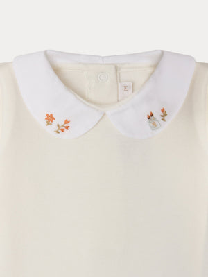 Close-up of the Bonpoint Baby Cygne LS Bodysuit in white, featuring a Peter Pan collar delicately hand-embroidered with small flowers and leaves on each tip. Crafted from soft organic cotton, this charming bodysuit is gentle on your baby’s skin.