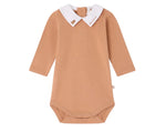 The Baby Boys’ Septembre Bodysuit by Bonpoint is a long-sleeved, tan organic cotton bodysuit with a white collar adorned with an embroidered teddy bear detail, featuring practical snap closures at the back and bottom.