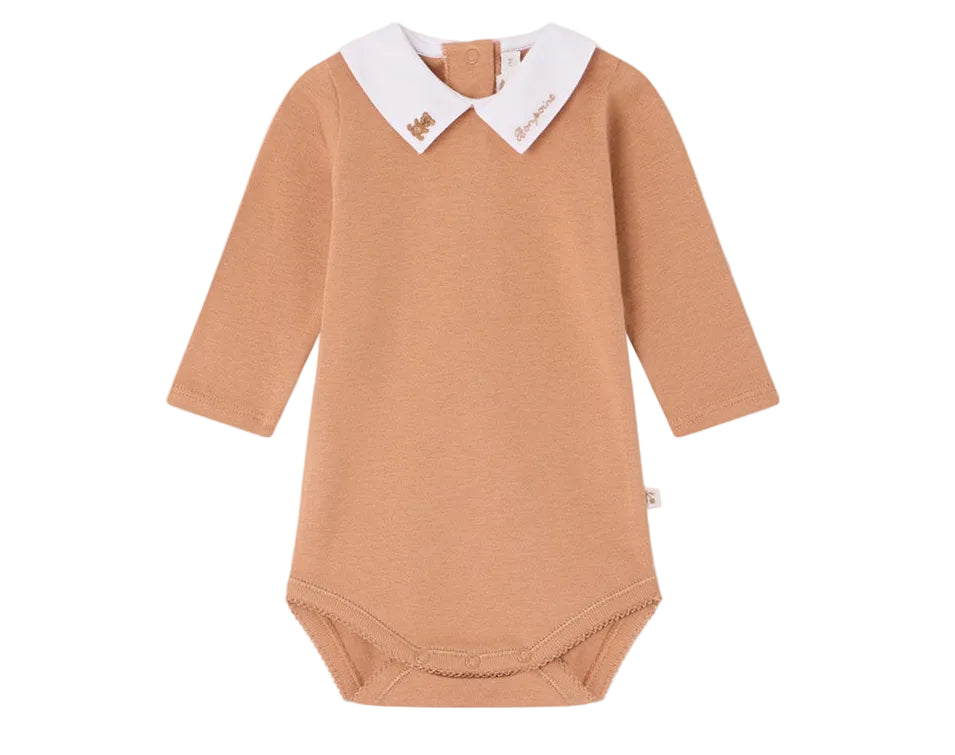 The Baby Boys’ Septembre Bodysuit by Bonpoint is a long-sleeved, tan organic cotton bodysuit with a white collar adorned with an embroidered teddy bear detail, featuring practical snap closures at the back and bottom.