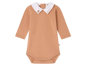 The Baby Boys’ Septembre Bodysuit by Bonpoint is a long-sleeved, tan organic cotton bodysuit with a white collar adorned with an embroidered teddy bear detail, featuring practical snap closures at the back and bottom.