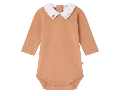The Baby Boys’ Septembre Bodysuit by Bonpoint is a long-sleeved, tan organic cotton bodysuit with a white collar adorned with an embroidered teddy bear detail, featuring practical snap closures at the back and bottom.