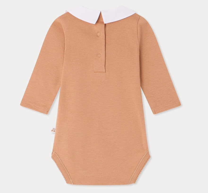 The Baby Boys’ Septembre Bodysuit by Bonpoint is a long-sleeve beige onesie made from soft organic cotton, featuring a sweet white collar, two back buttons, and delicate Bonpoint details with an embroidered teddy bear for extra charm.