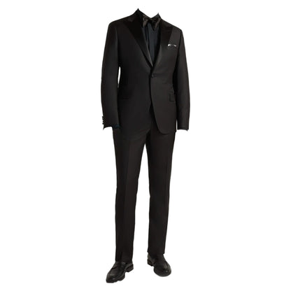 A headless mannequin showcases the Samuelsohn Bennet Black Honeyway Contemporary Fit Tuxedo with satin peak lapel, black bow tie, white pocket square, and black dress shoes against a white background.
