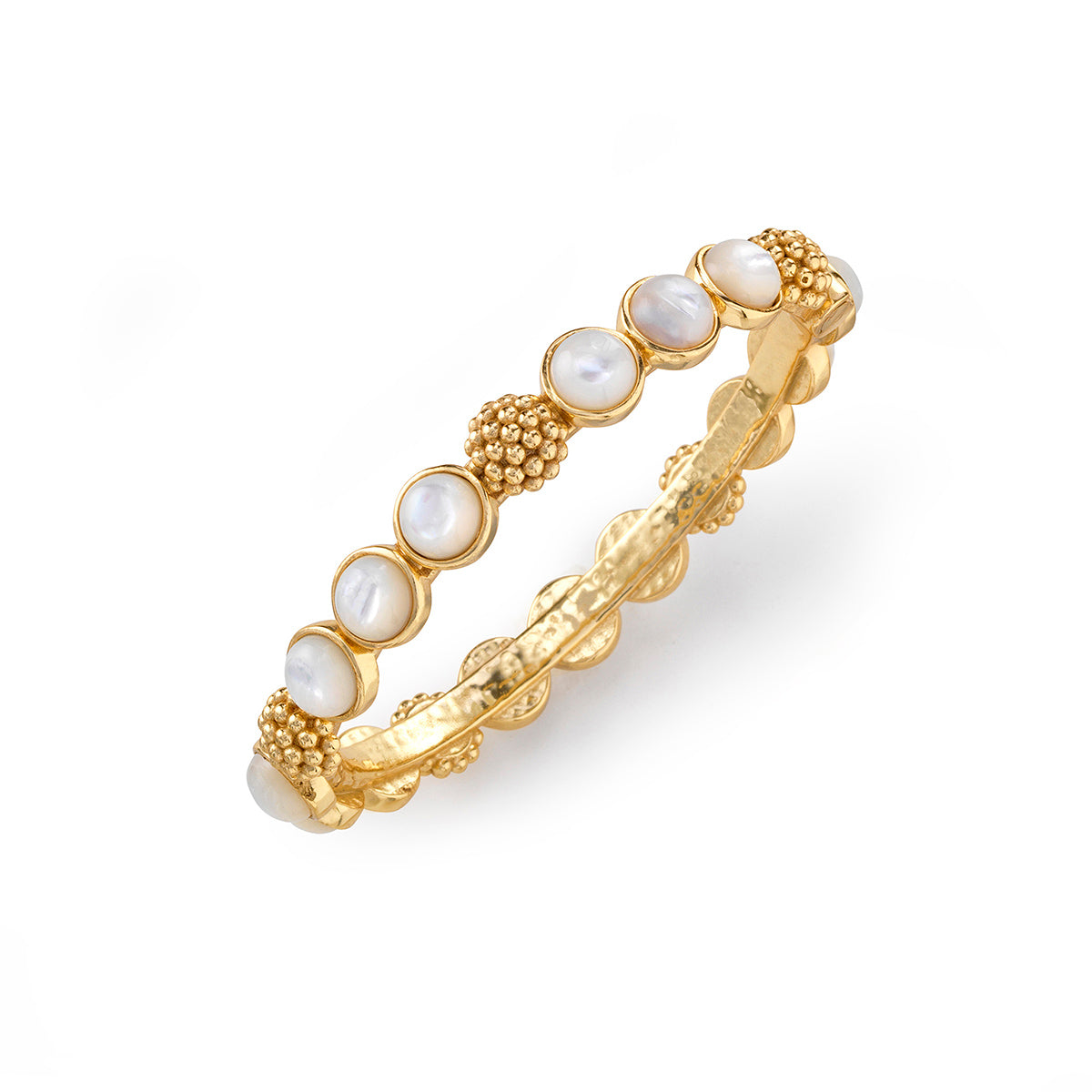 The Juliska Capucine De Wulf Berry Gem Hinged Bangle showcases alternating round white pearls and textured gold bead clusters against a white background.