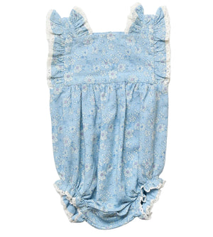 Introducing the Early Sunday Baby Girls’ Eva Baby Romper—a light blue romper adorned with a charming white floral pattern, featuring ruffled shoulder straps, delicate white lace trim, and elastic leg openings. This darling piece offers stylish comfort in every detail for your little one.