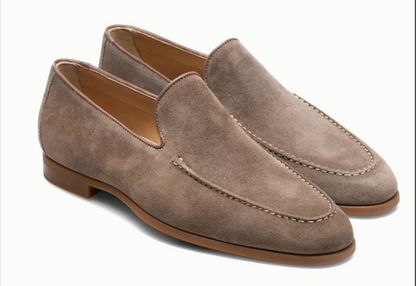 The Magnanni Lecera Loafer is a light brown suede Venetian apron toe loafer featuring stitching details, Línea Flex construction, and low wooden heels, shown on a white background.