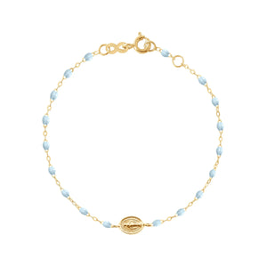 The Gigi Clozeau Madone Charm Bracelet 6.7" features alternating small blue resin pearls, a central 18k gold medallion, and a lobster clasp closure.